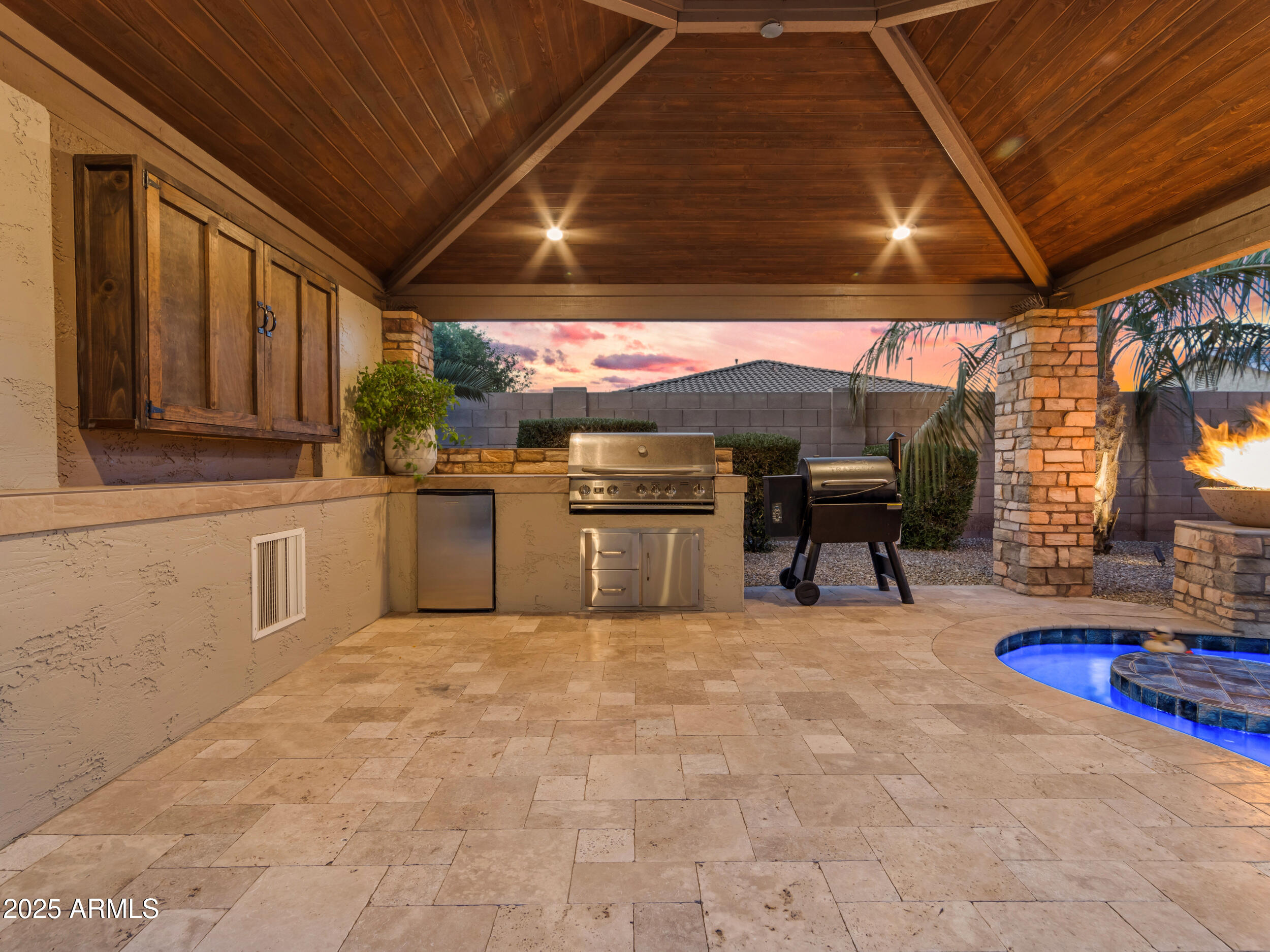 2826 E BELLFLOWER Drive