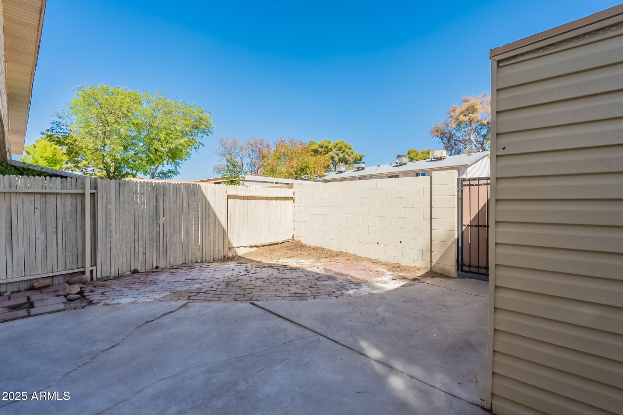 1061 E FREMONT Drive