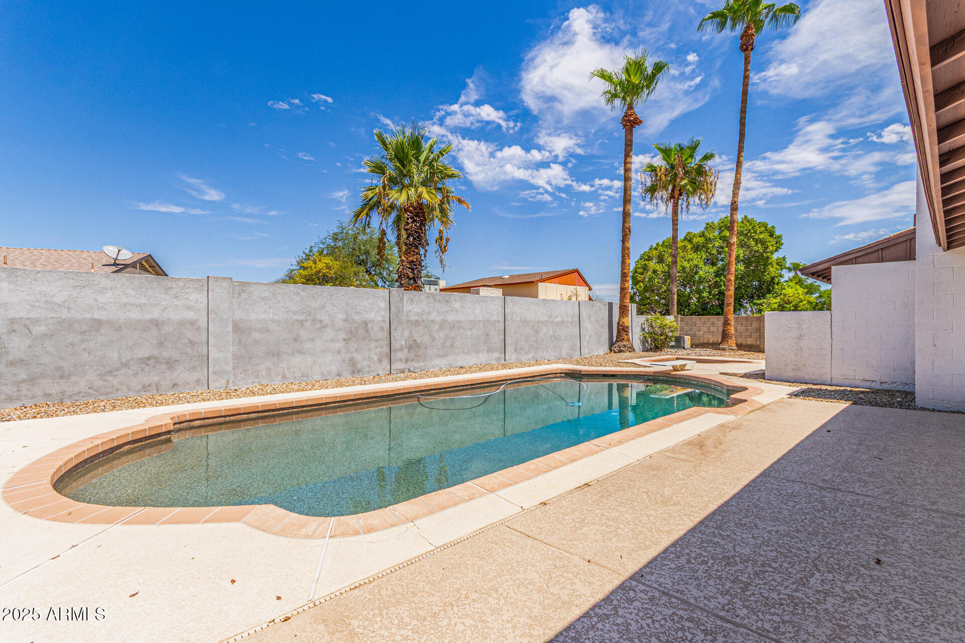 2320 E SHANGRI LA Road