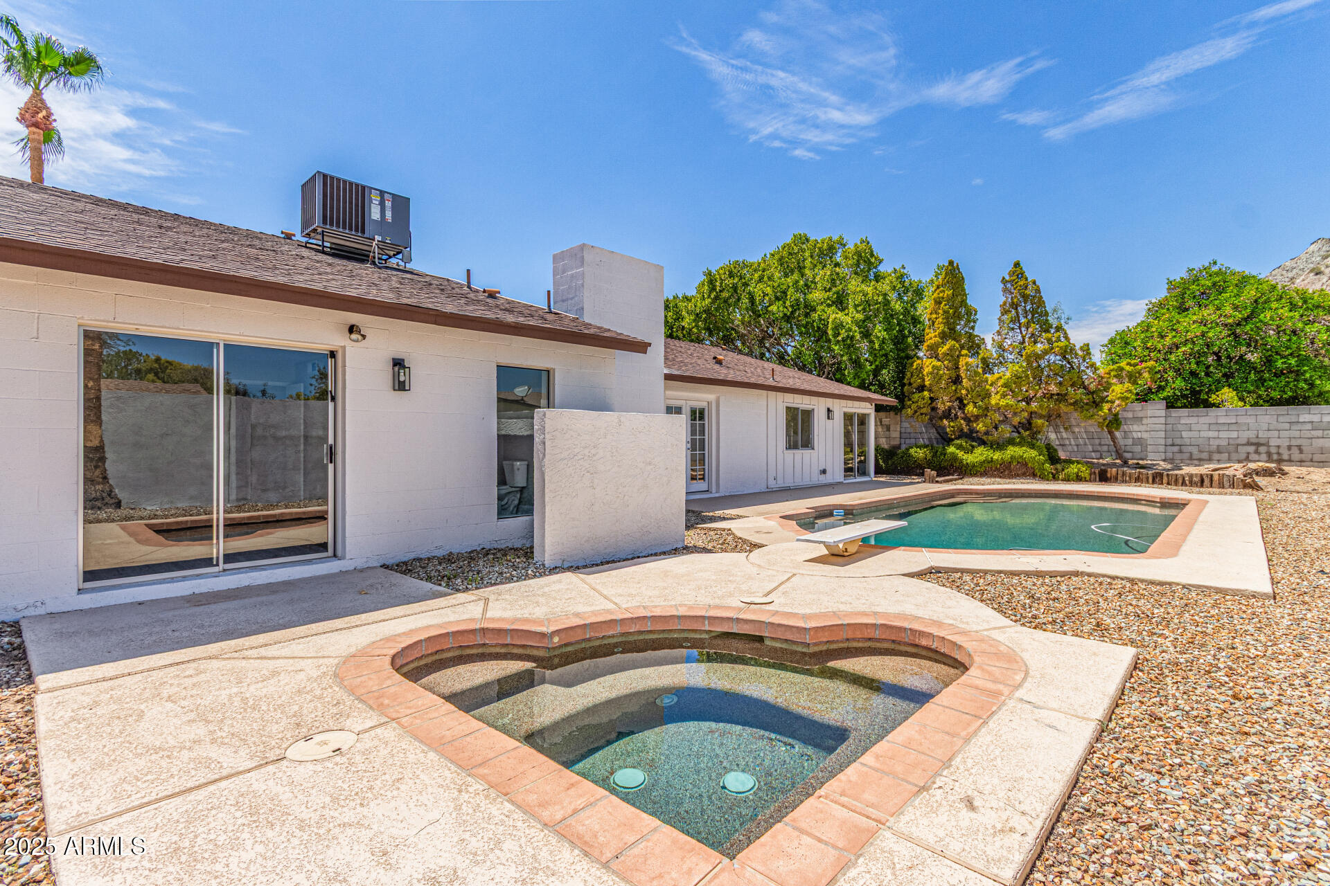 2320 E SHANGRI LA Road