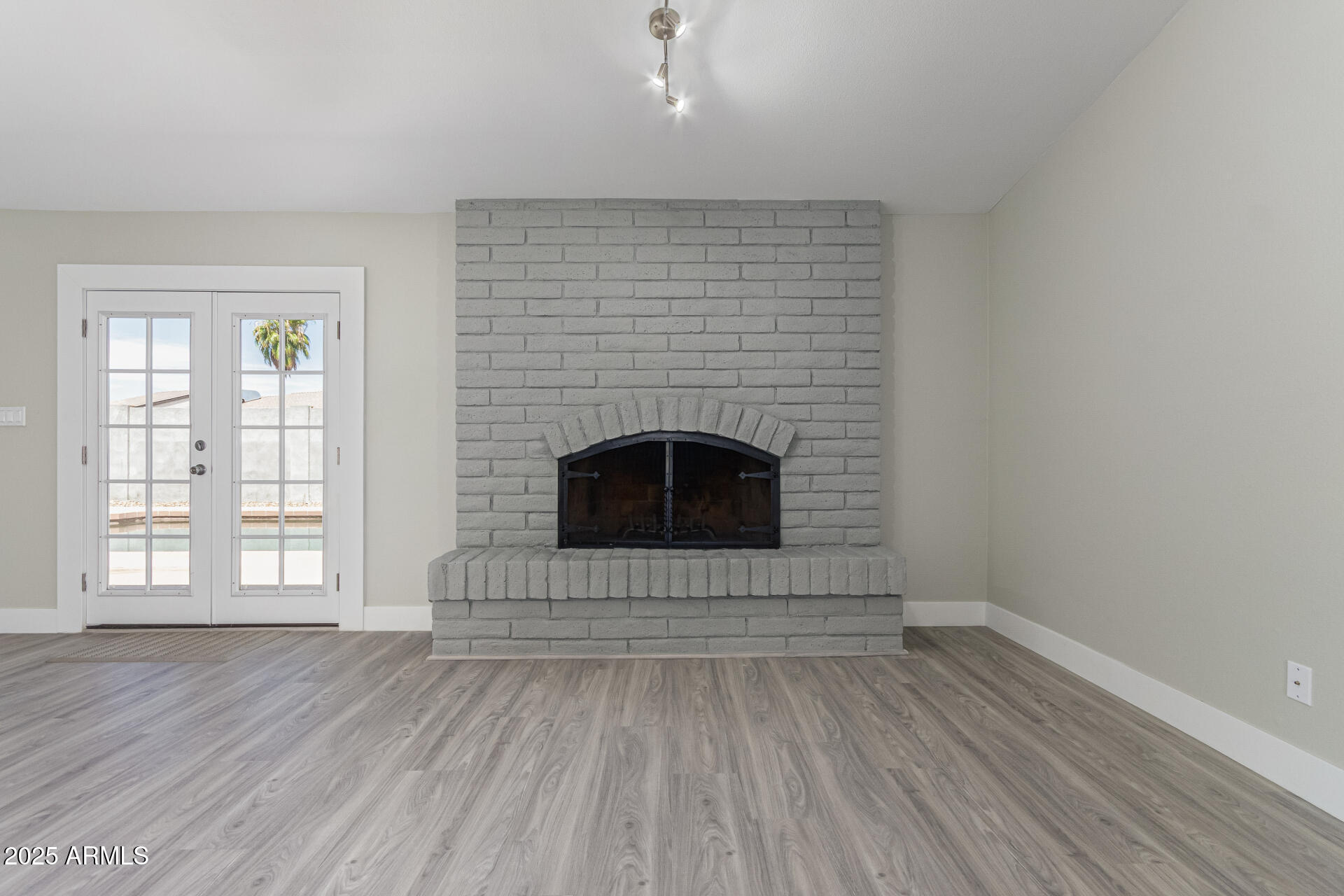 2320 E SHANGRI LA Road