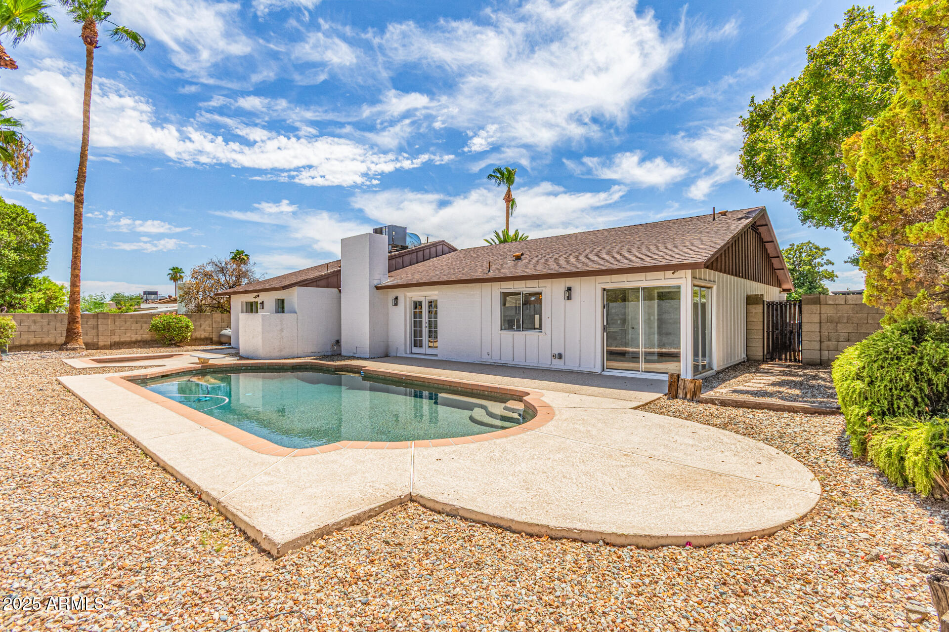 2320 E SHANGRI LA Road