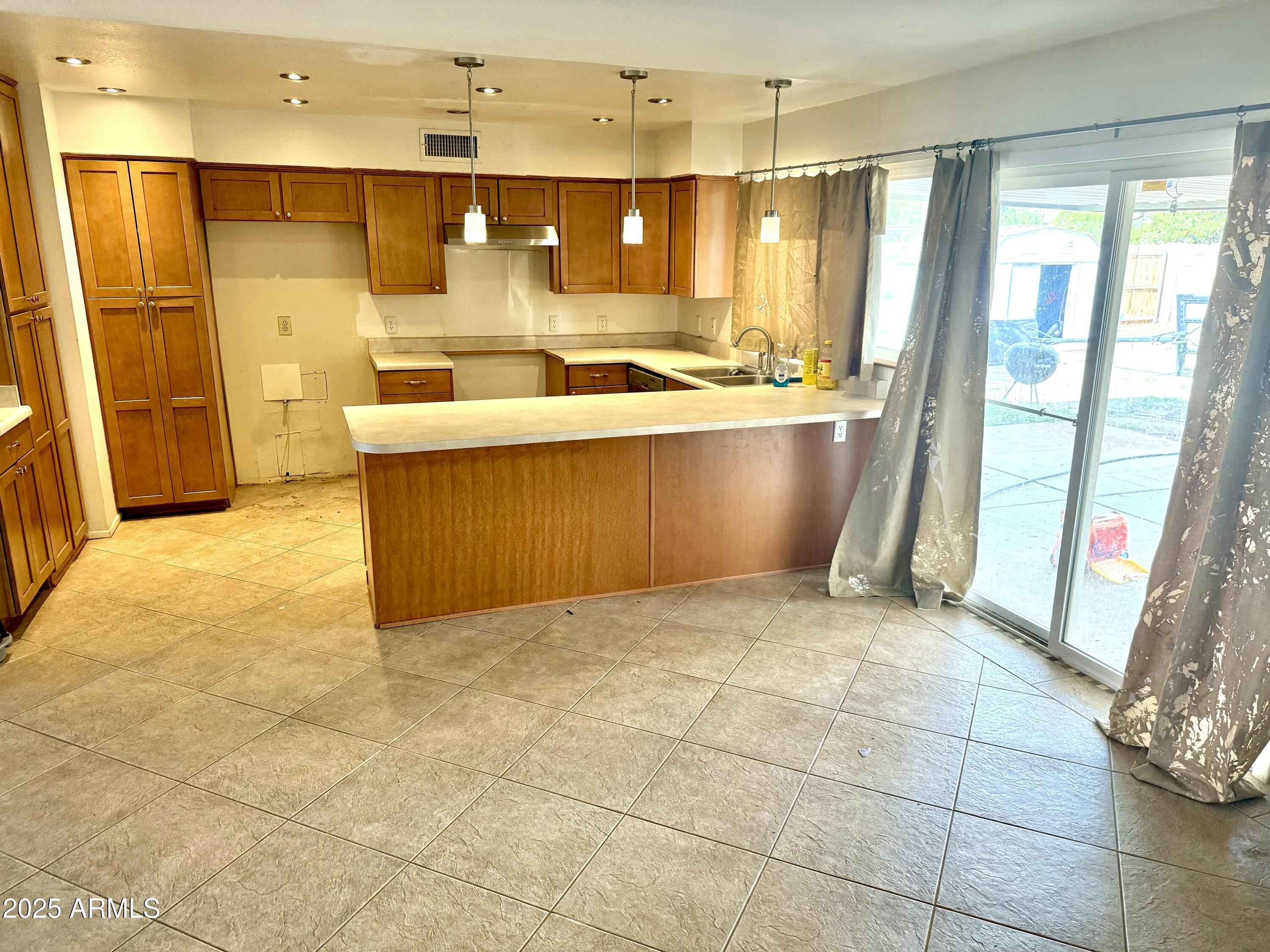 2132 W OBISPO Avenue