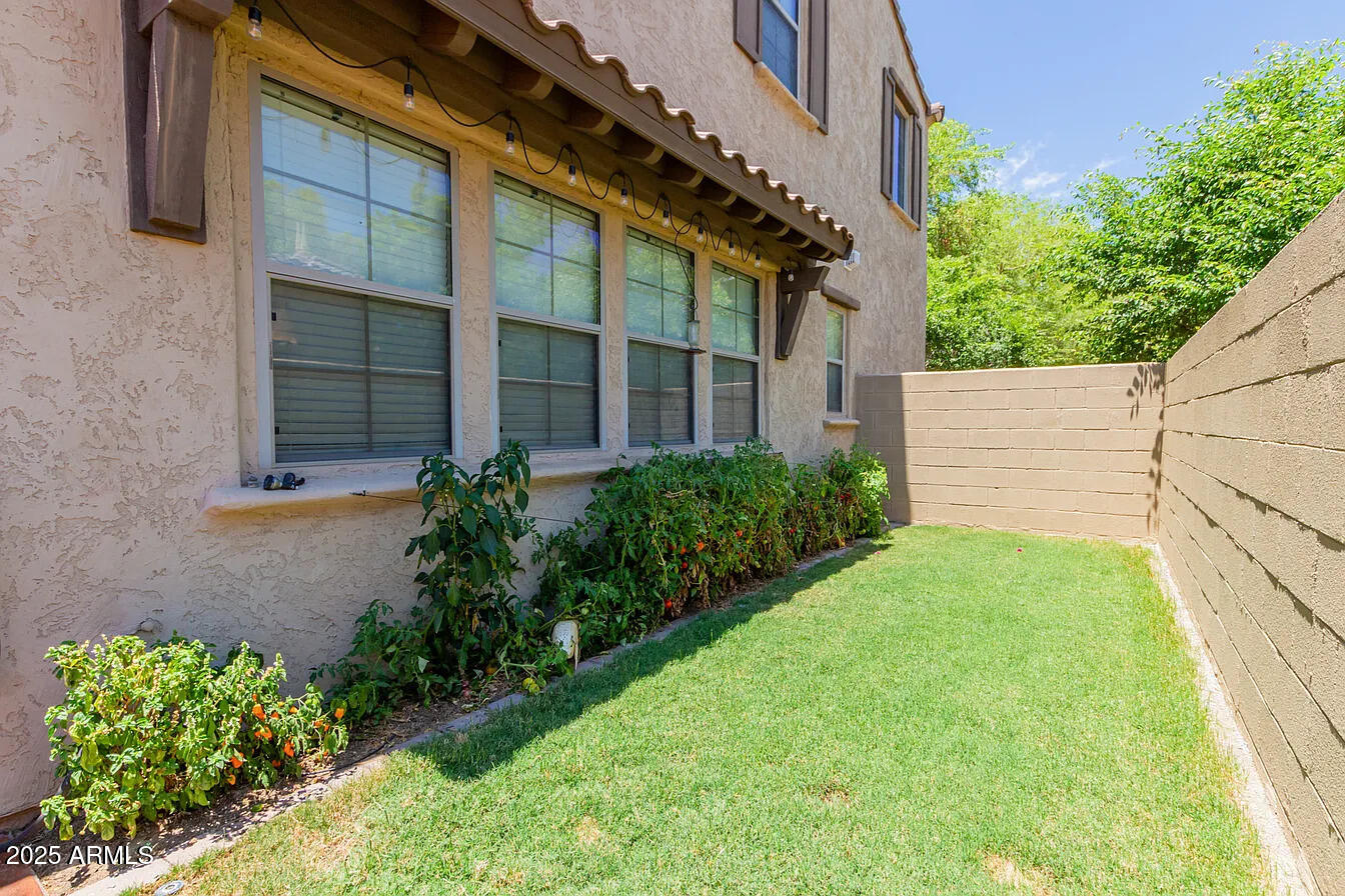 21125 W ELM Way