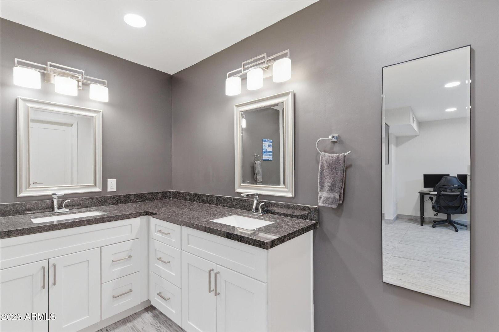 4950 N Miller Road Apt 100