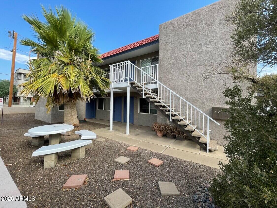 1001 N 9TH Street N 8