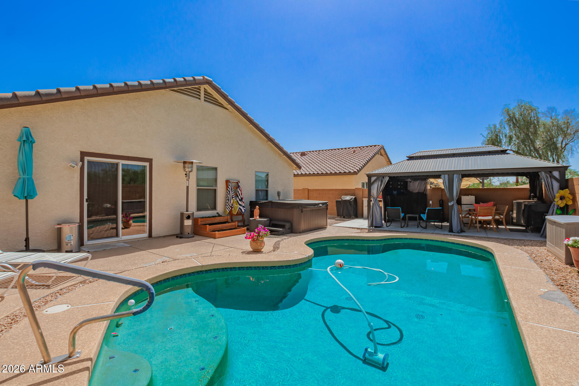 3032 W Red Fox Road