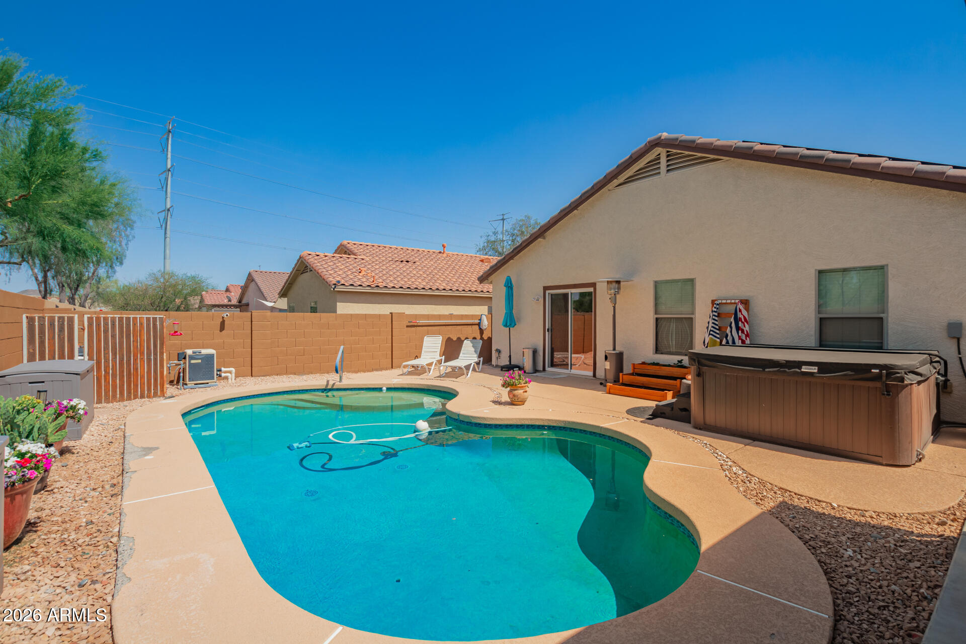 3032 W Red Fox Road
