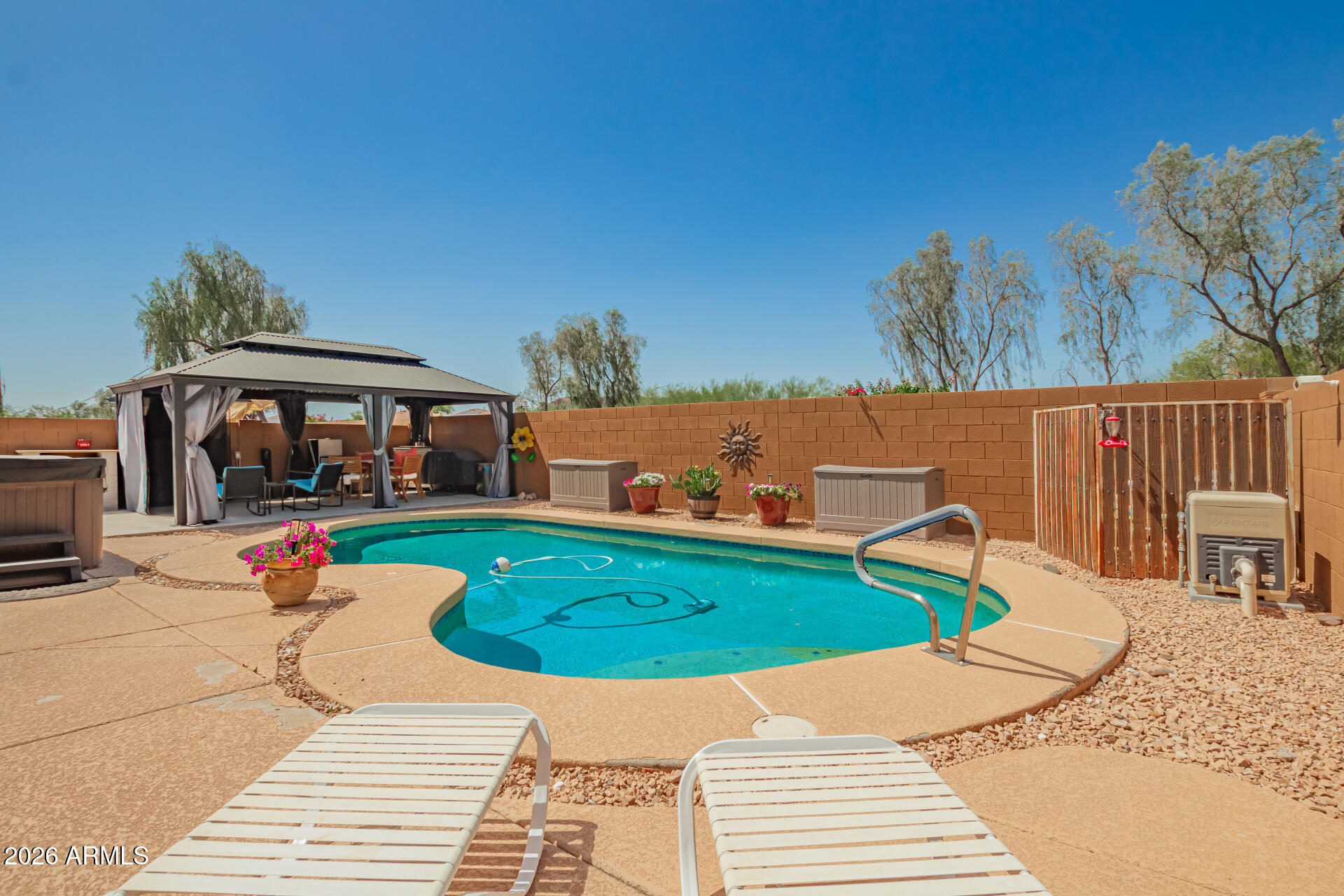 3032 W Red Fox Road