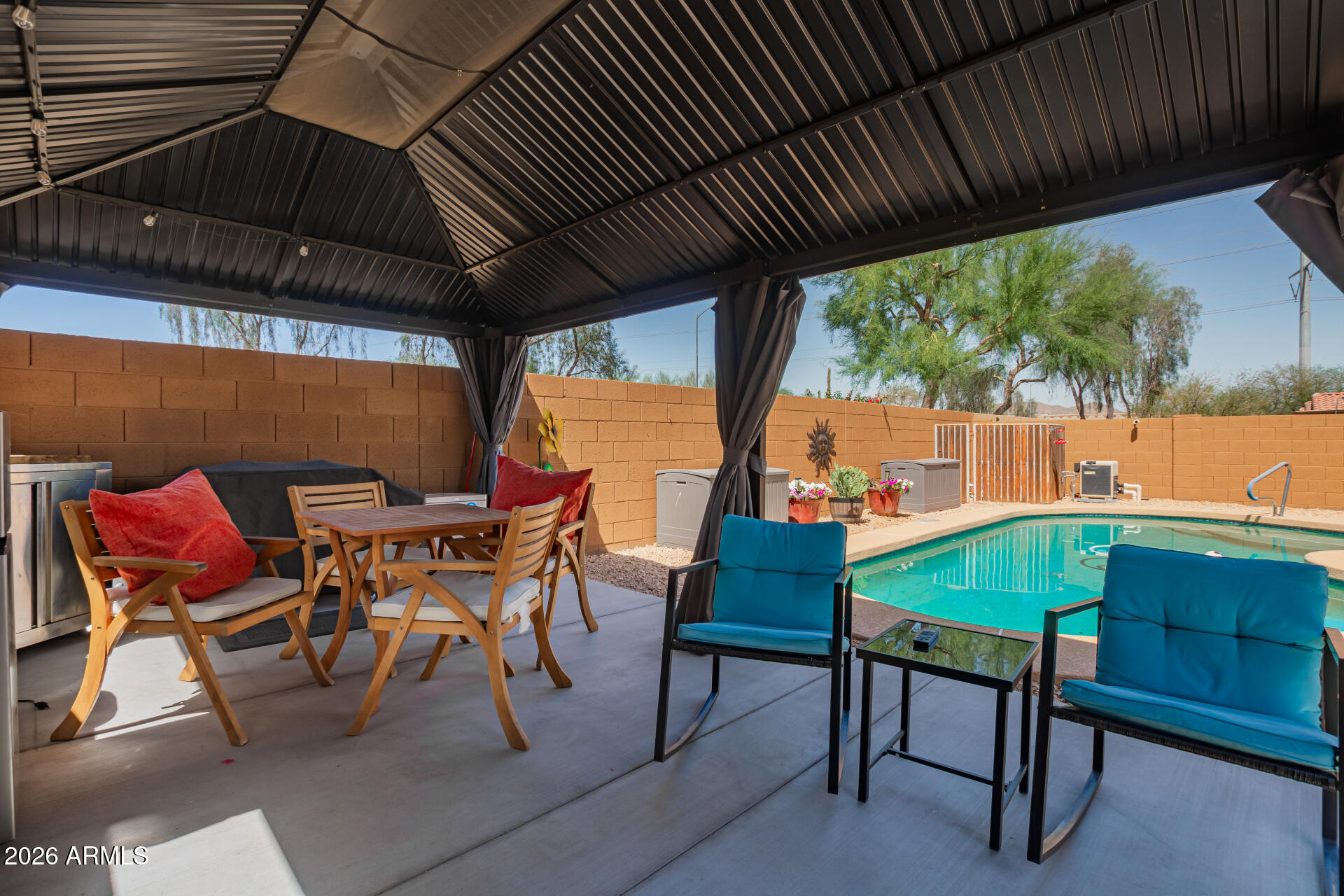 3032 W Red Fox Road