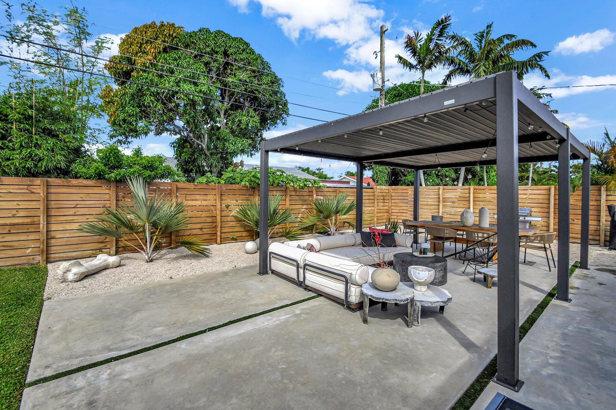 2725 NE 2nd Court