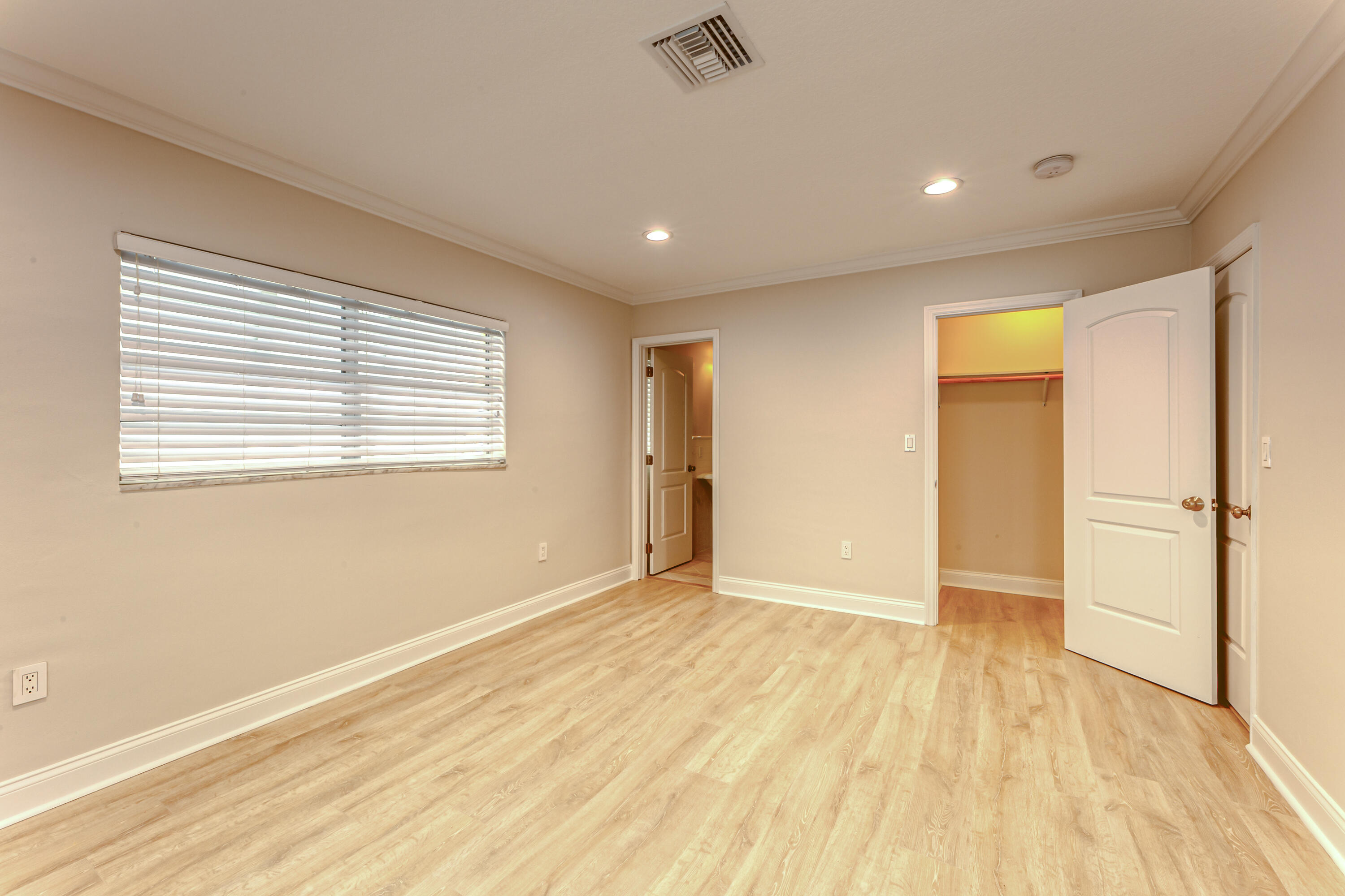 900 NE 4th Street