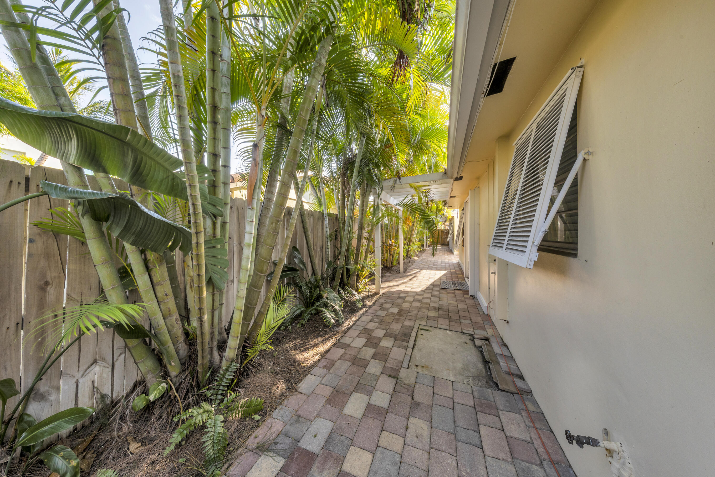 900 NE 4th Street B