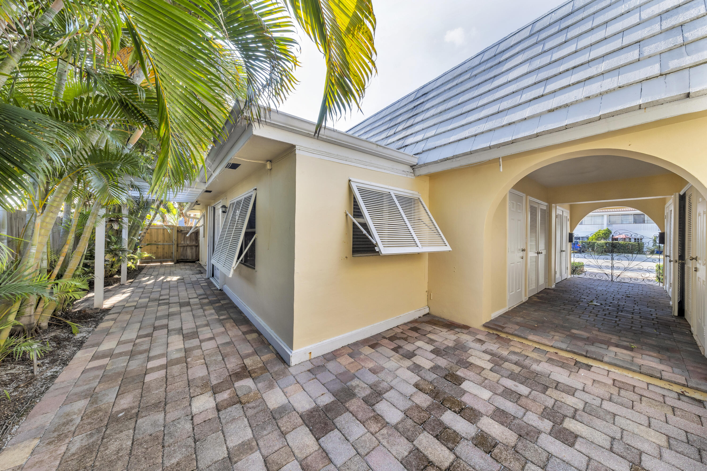900 NE 4th Street B