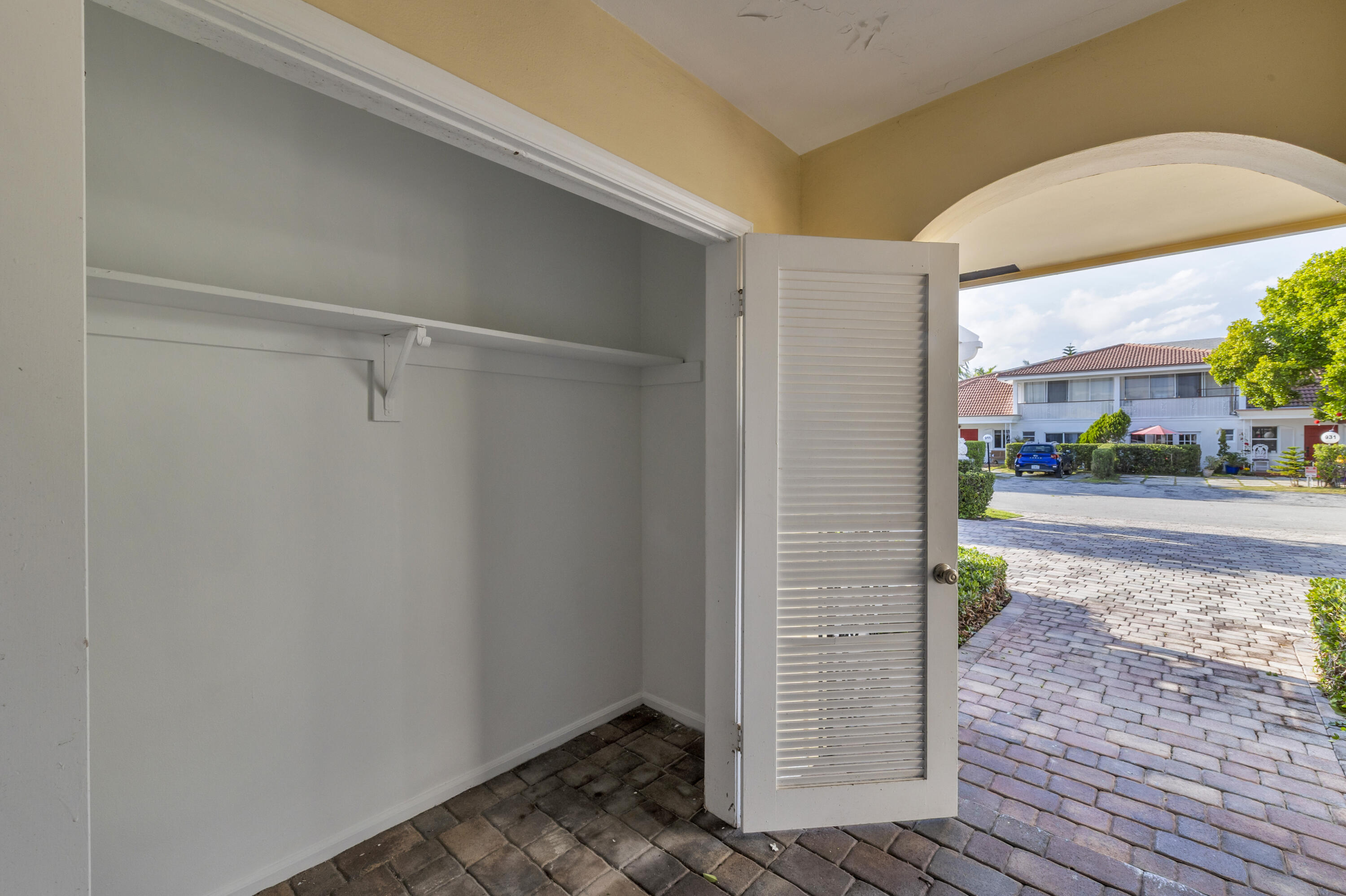 900 NE 4th Street B