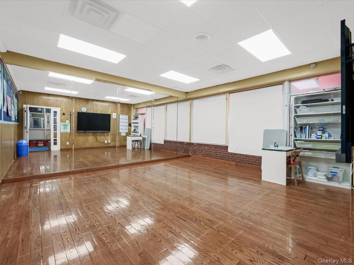 154 Post Avenue Unit: 1