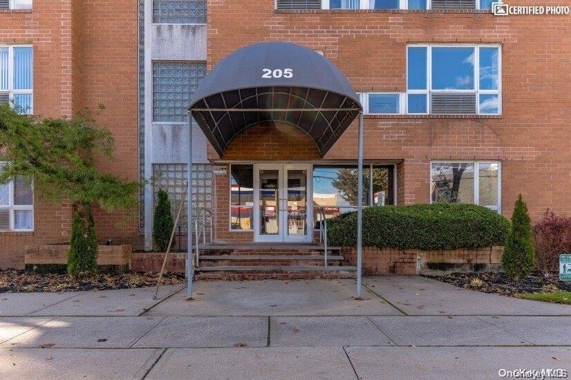 205 Mineola Boulevard