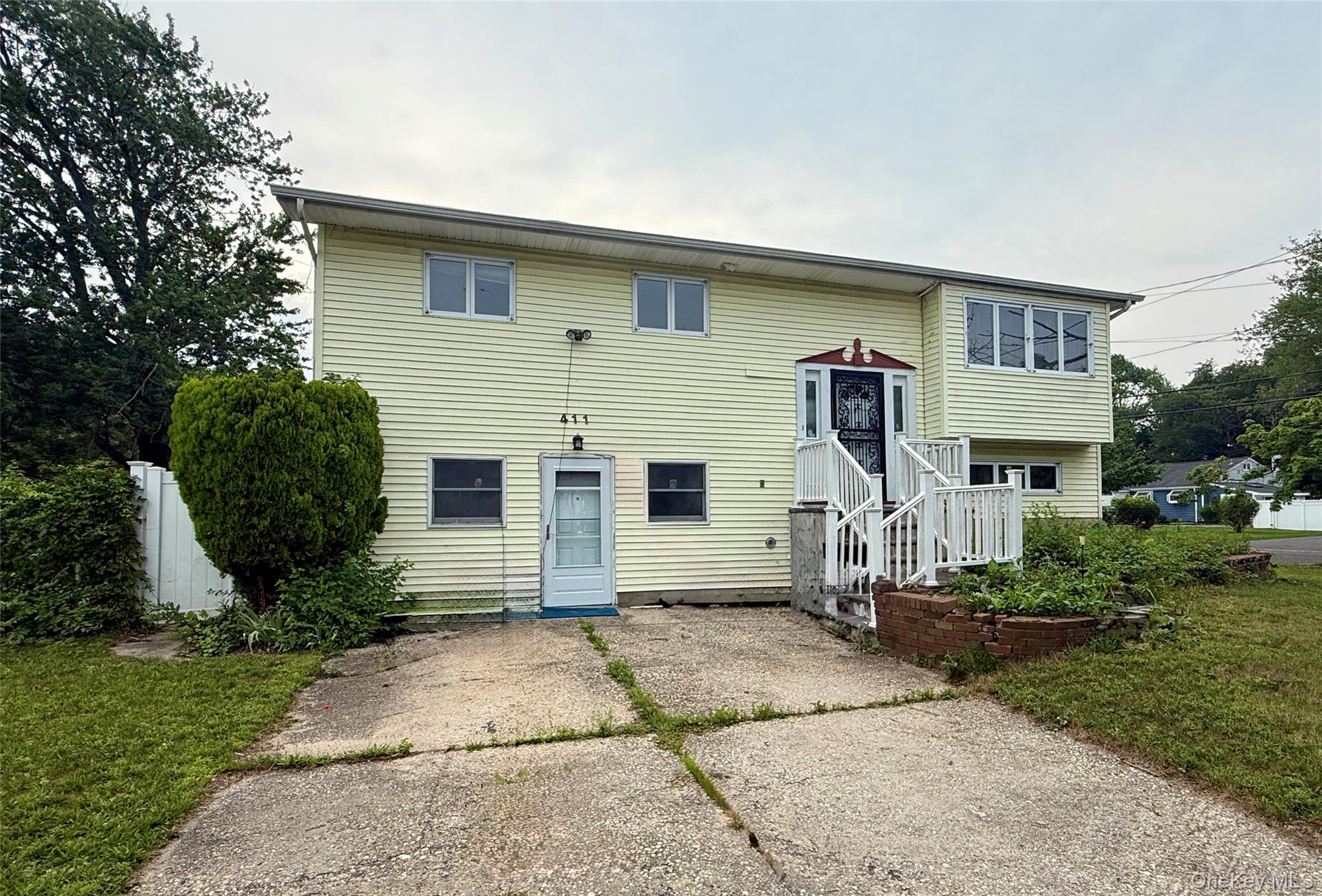 411 Mayflower Avenue