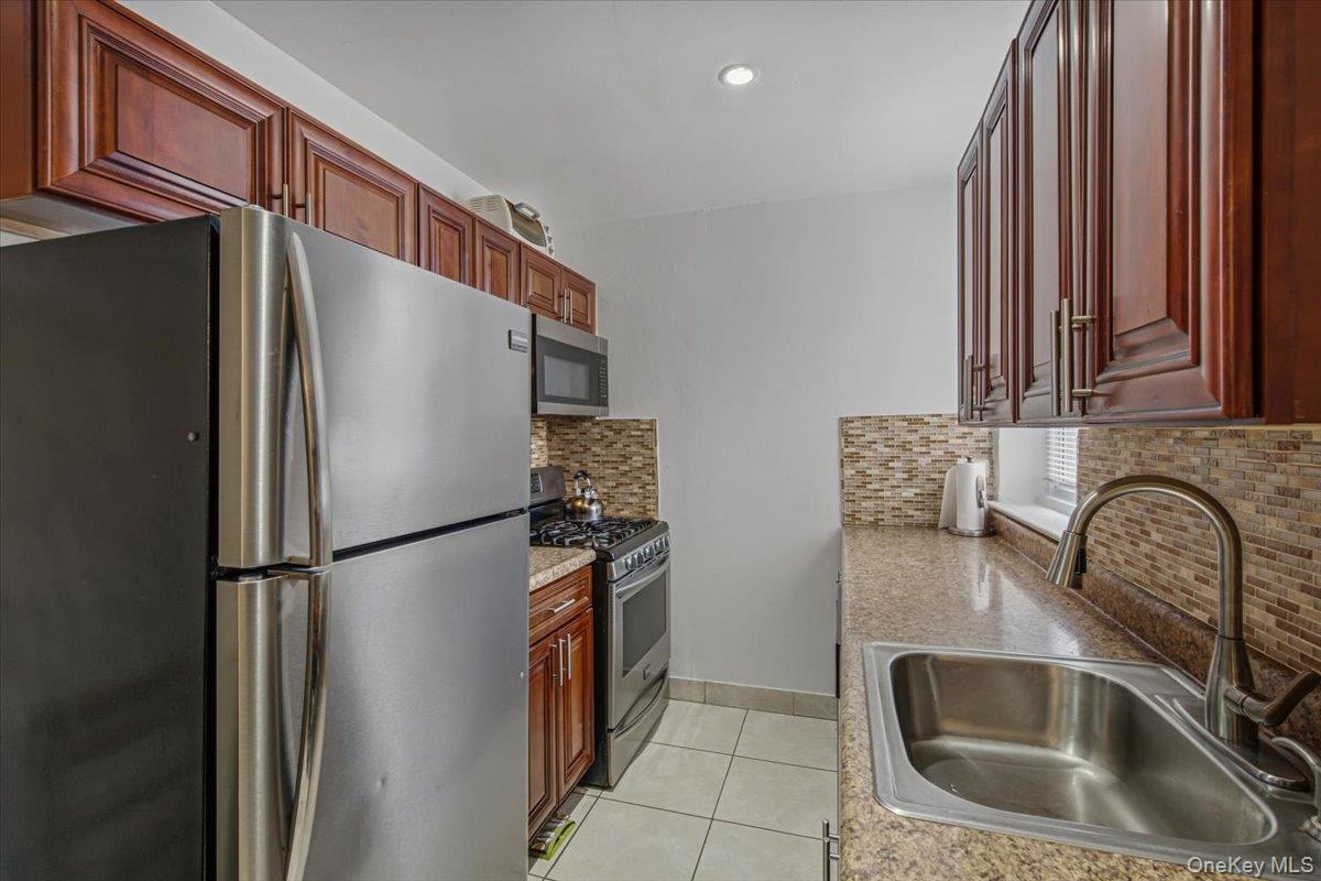2107 Wallace Ave Wallace Unit: 6A
