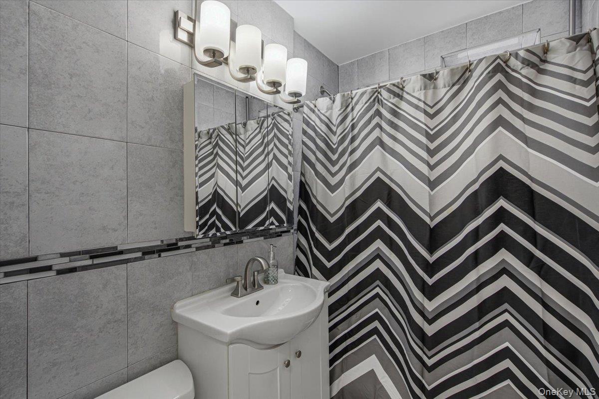 2107 Wallace Ave Wallace Unit: 6A