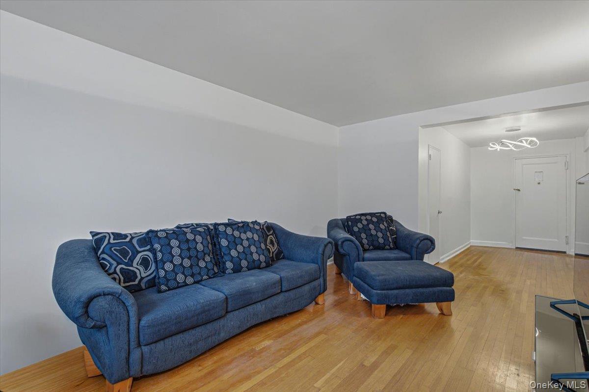 2107 Wallace Ave Wallace Unit: 6A