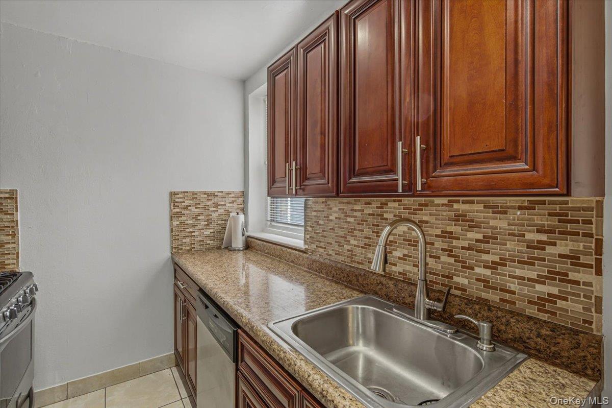 2107 Wallace Ave Wallace Unit: 6A