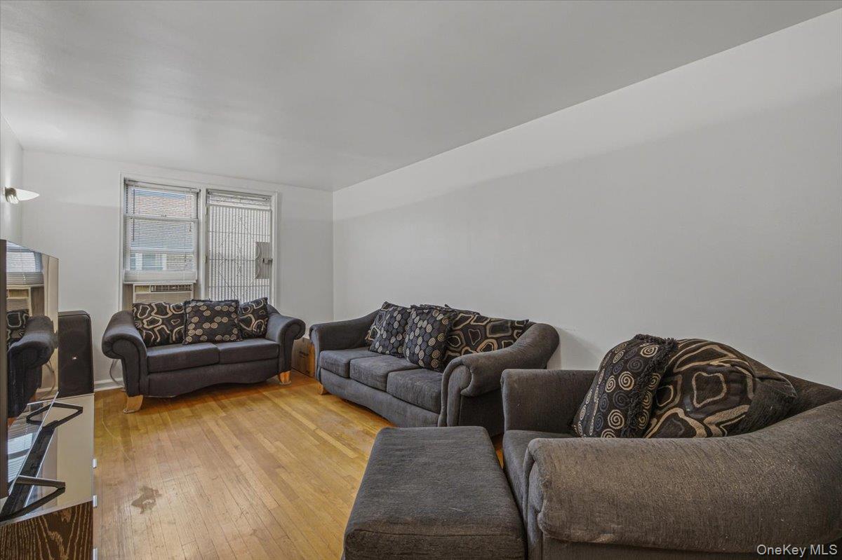 2107 Wallace Ave Wallace Unit: 6A