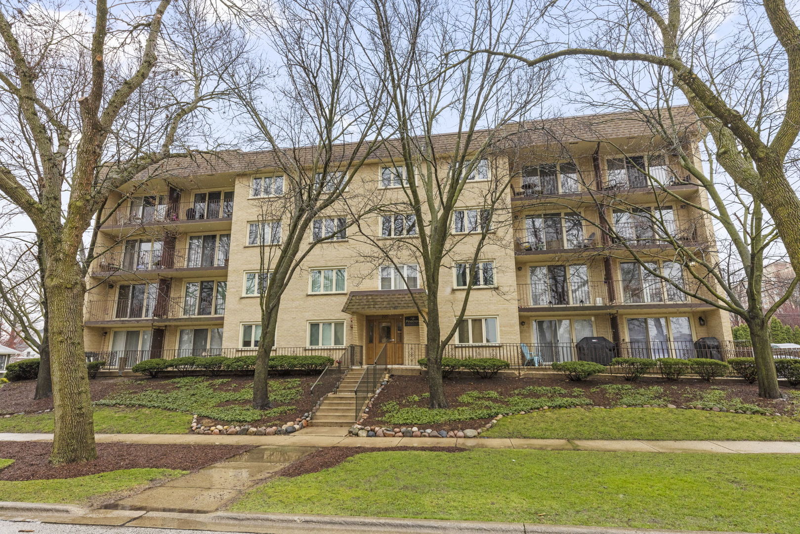 225 E Wing Street Unit: 302