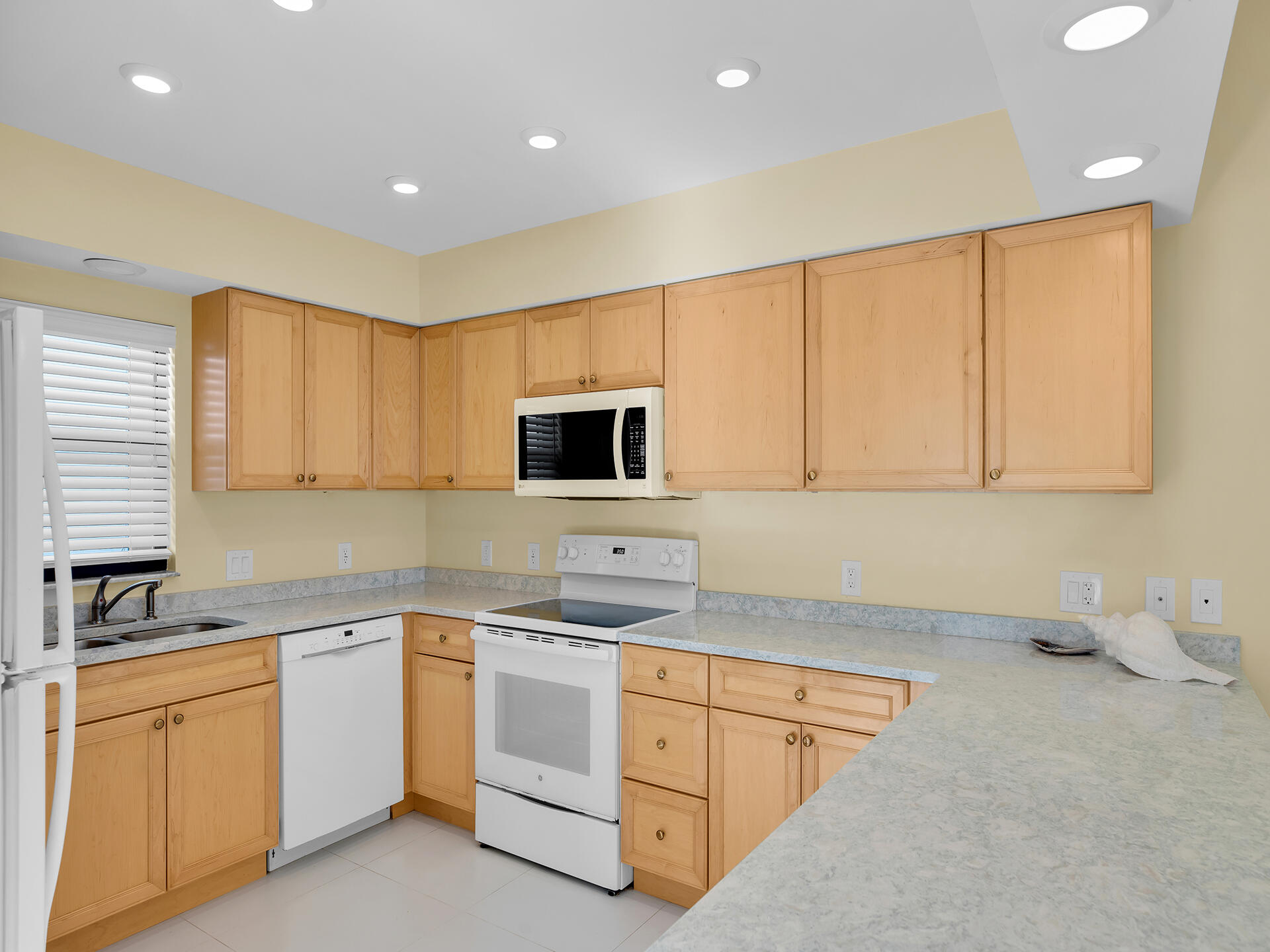 799 W Ocean Drive Unit: 304