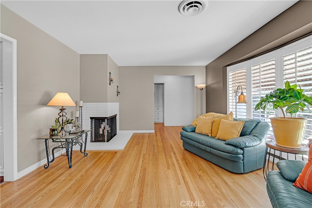 705 N Astell