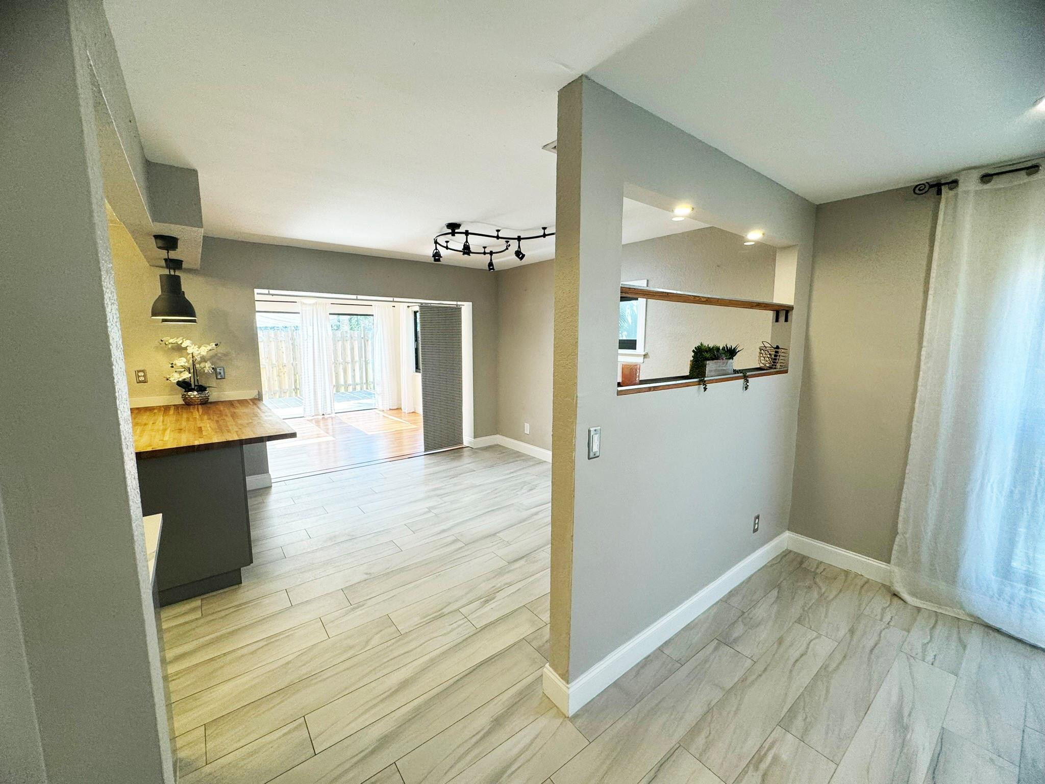321 Sandtree Dr