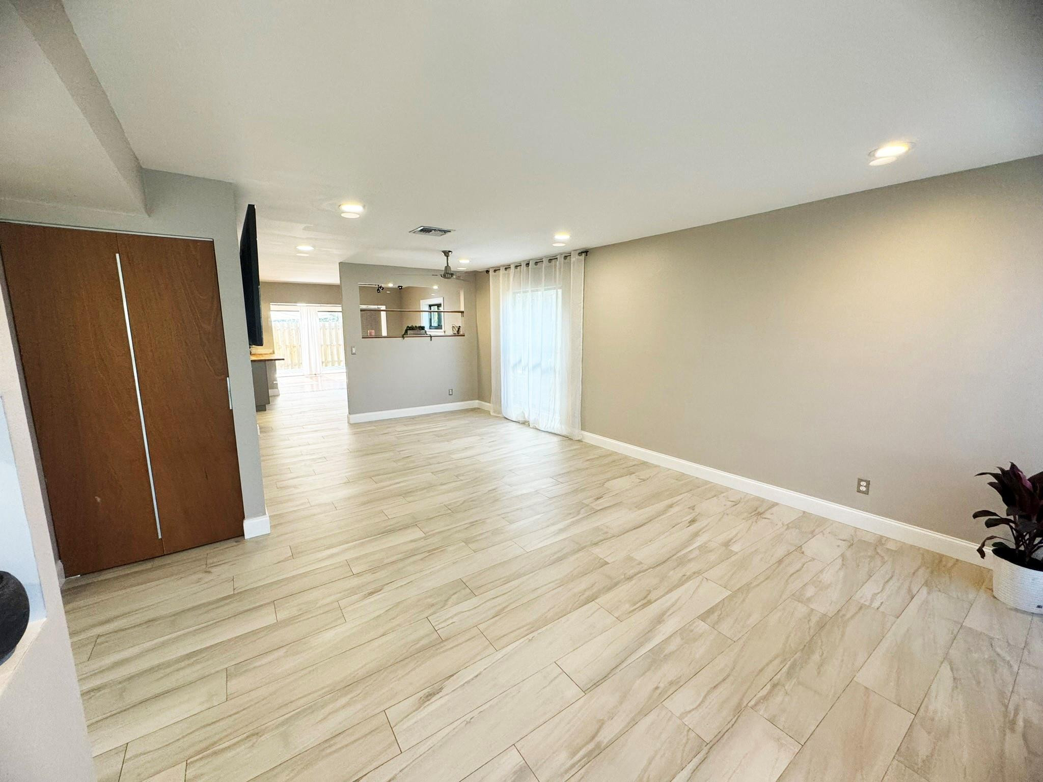 321 Sandtree Dr