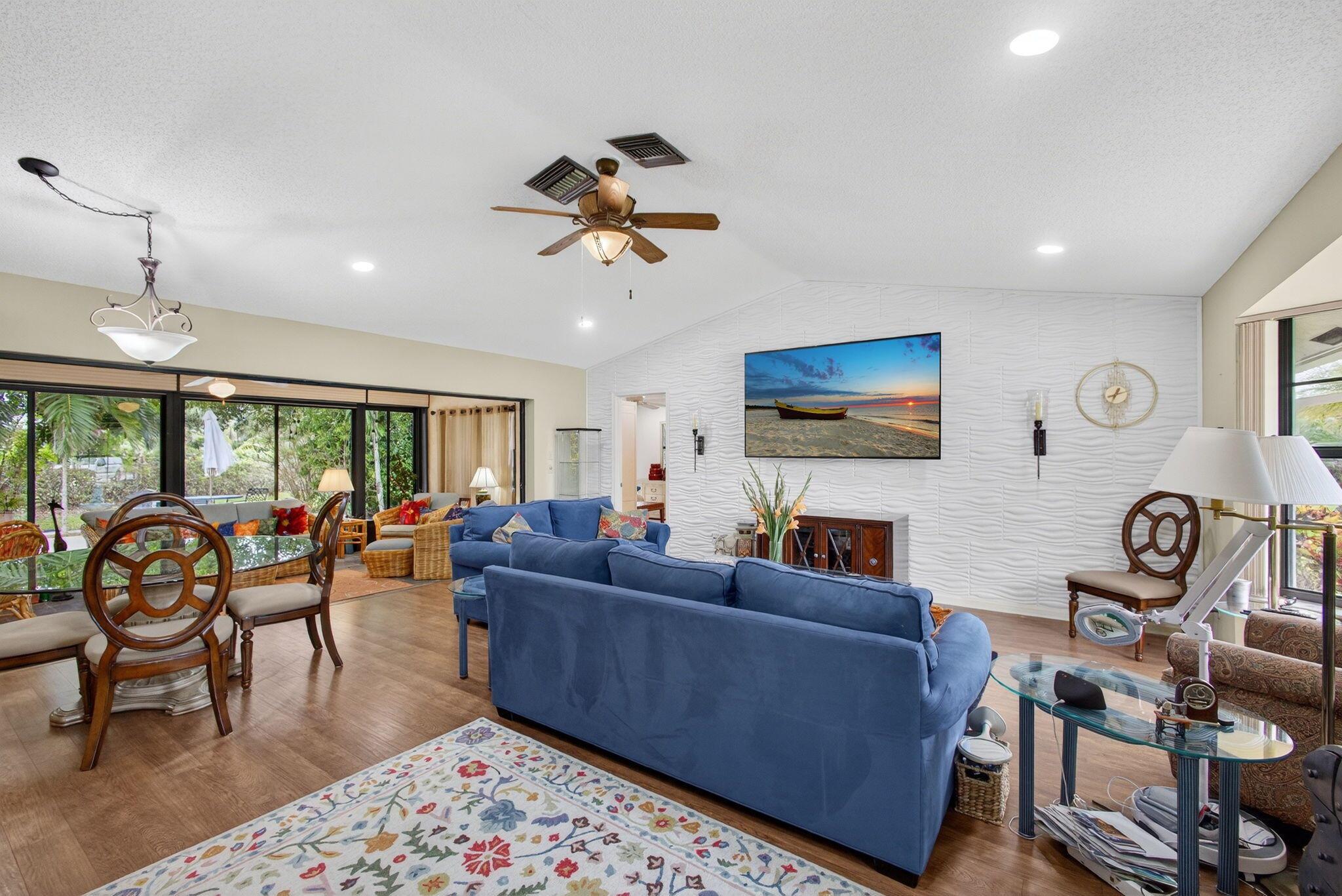 9472 SE Little Club Way S