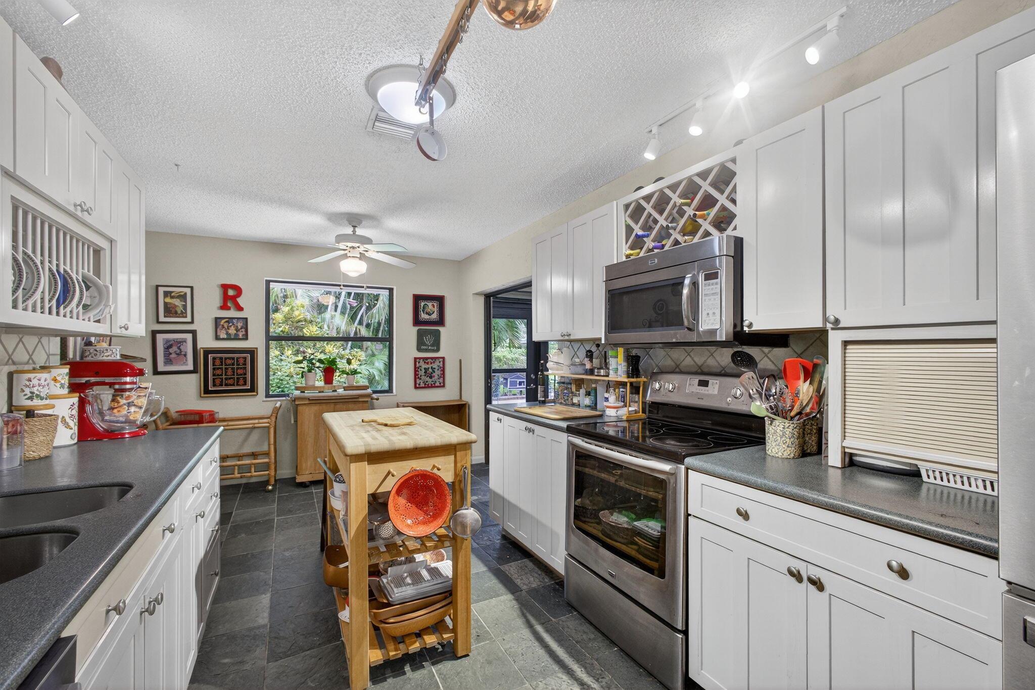 9472 SE Little Club Way S