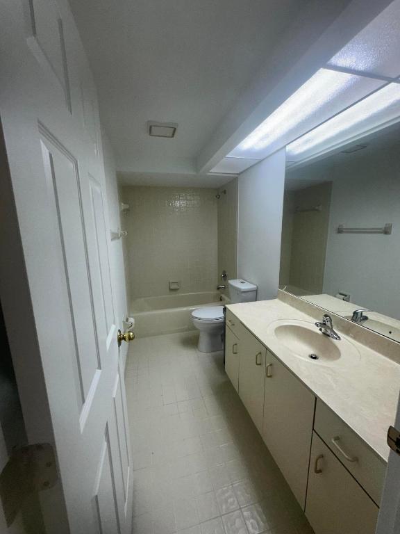 5270 SE Seascape Way 102