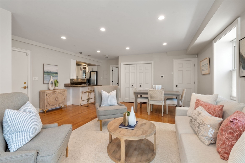 120 W 7th St # 102