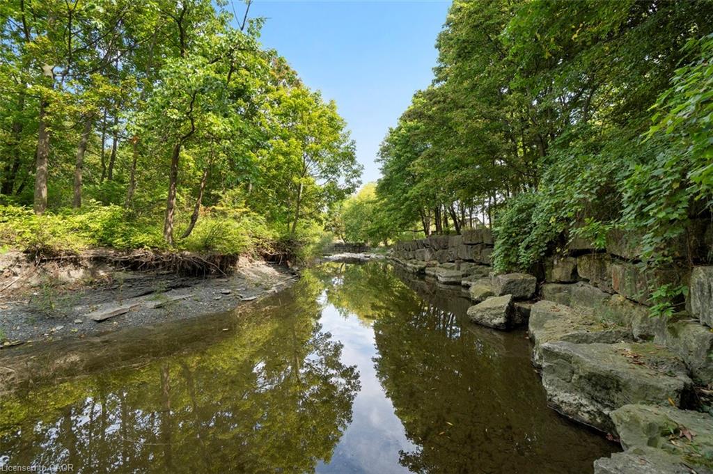 1285 Mineola Garden