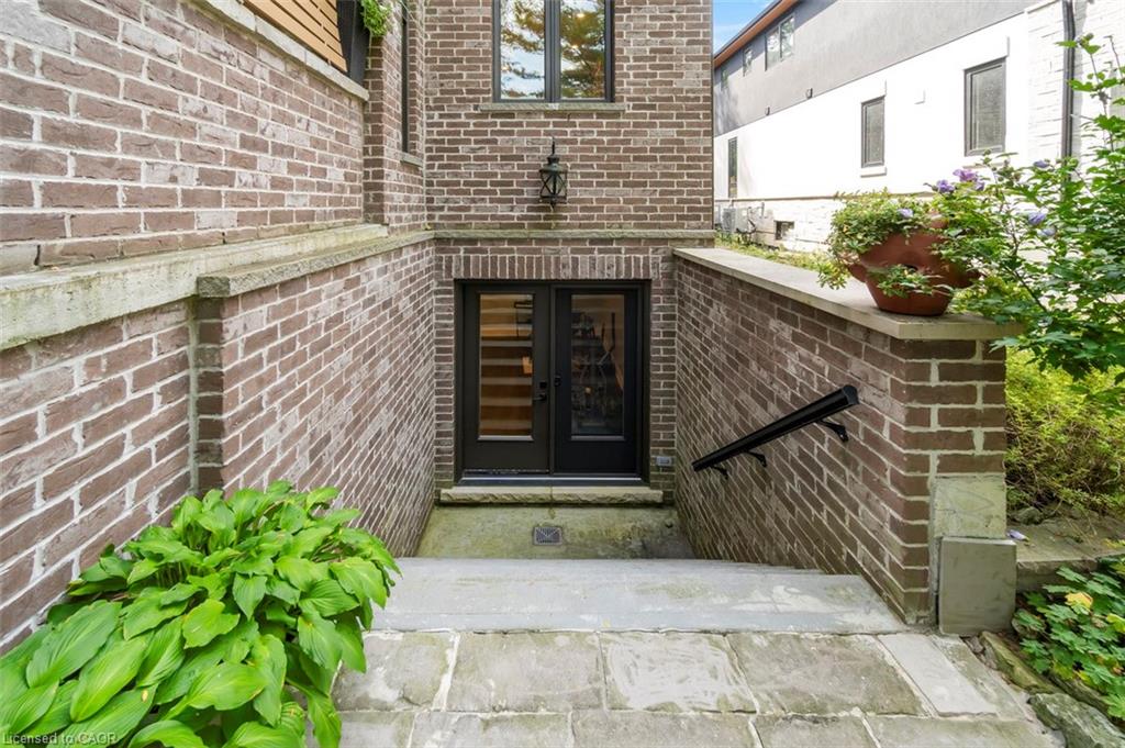 1285 Mineola Garden