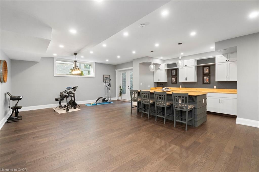 1285 Mineola Garden