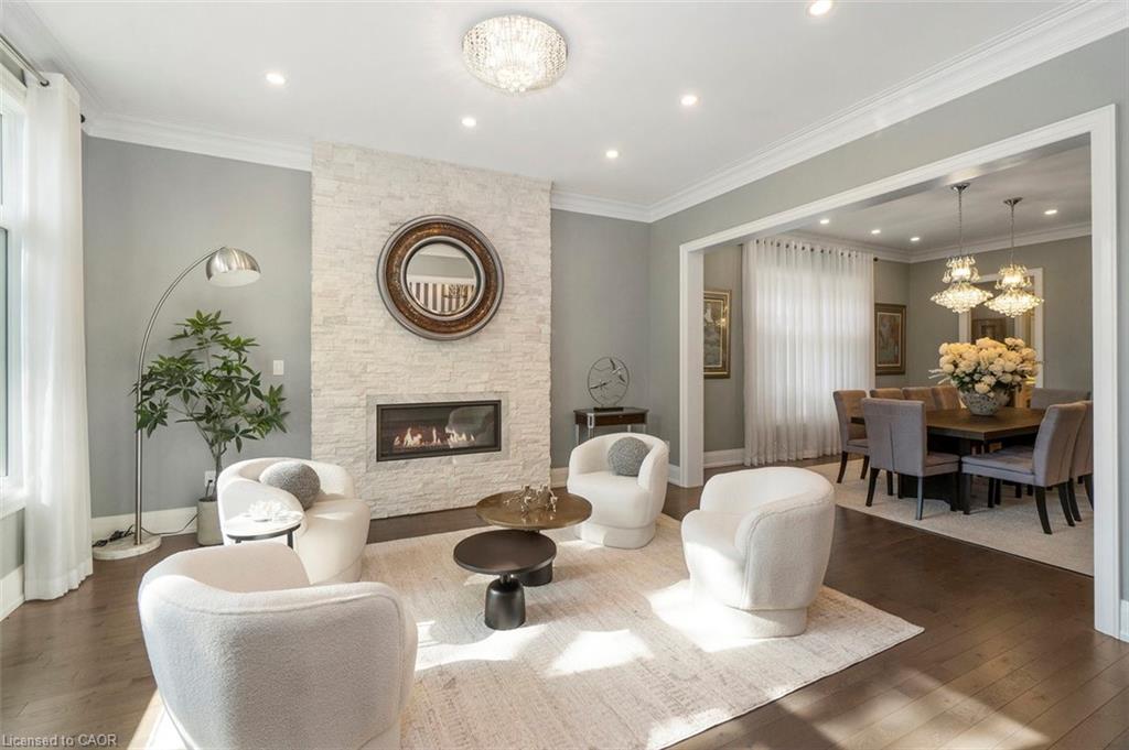 1285 Mineola Garden