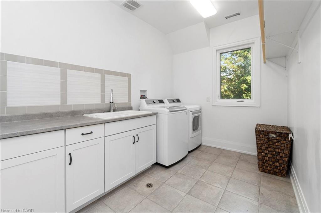 1285 Mineola Garden
