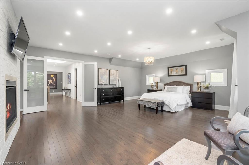 1285 Mineola Garden
