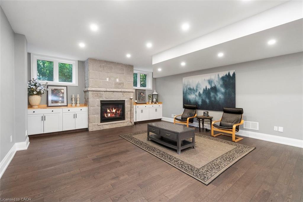 1285 Mineola Garden