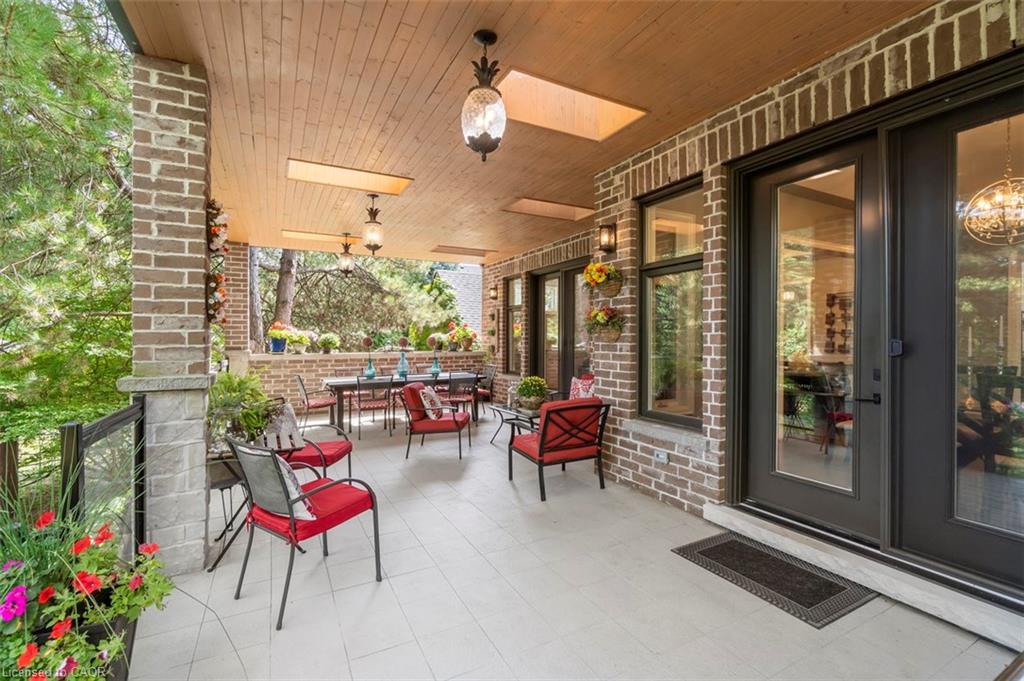 1285 Mineola Garden