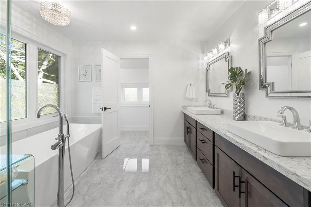 1285 Mineola Garden