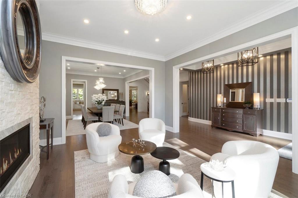 1285 Mineola Garden