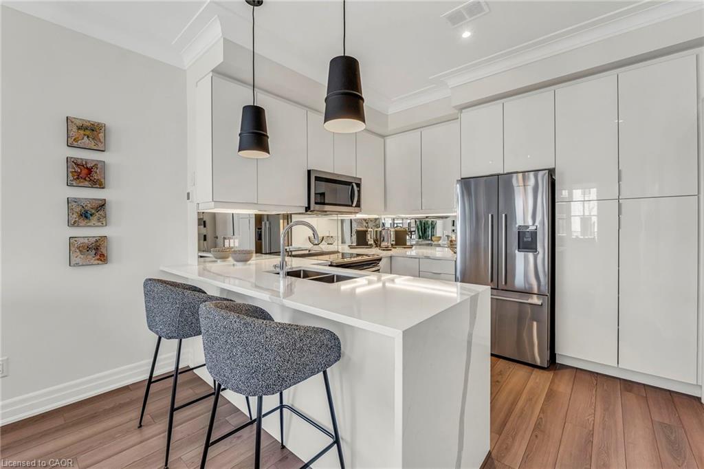 203-652 Cricklewood Drive