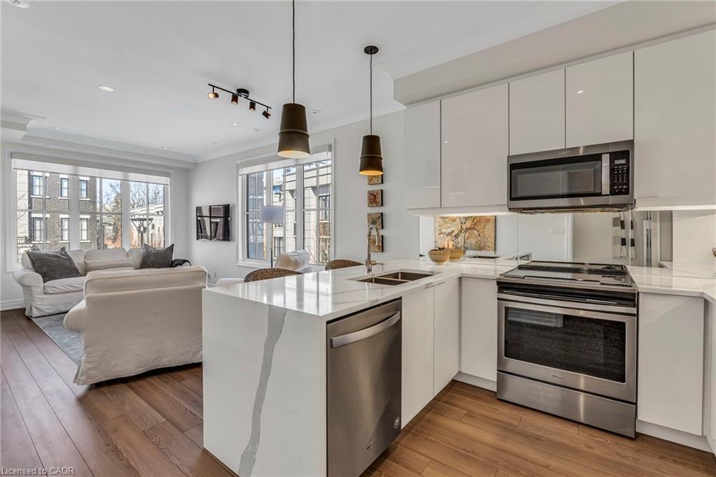 203-652 Cricklewood Drive