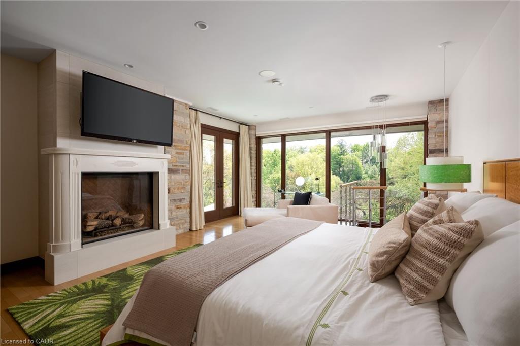 1510 Pinetree Crescent