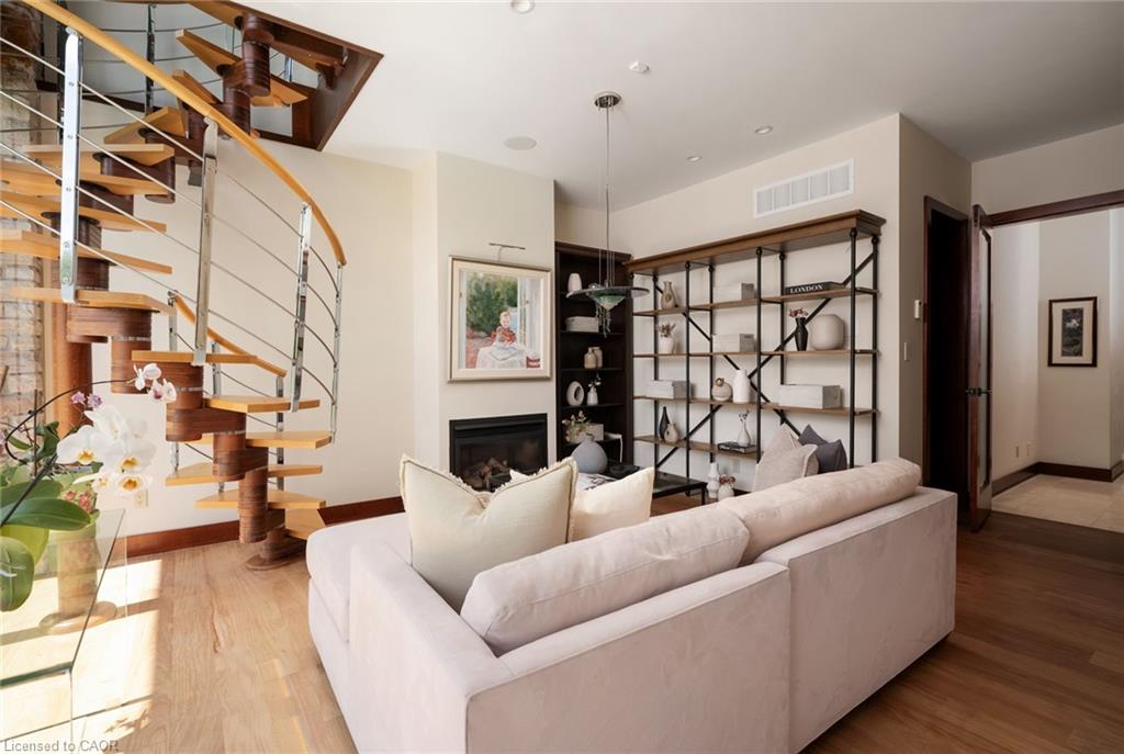 1510 Pinetree Crescent